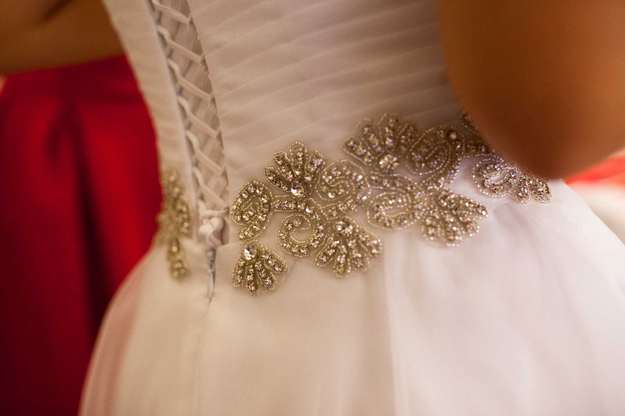 Suknia ślubna-skromna elegancja