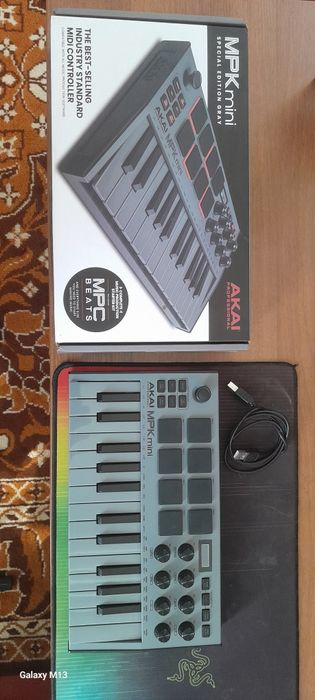 Мідіклавіатура AKAI MPK mini