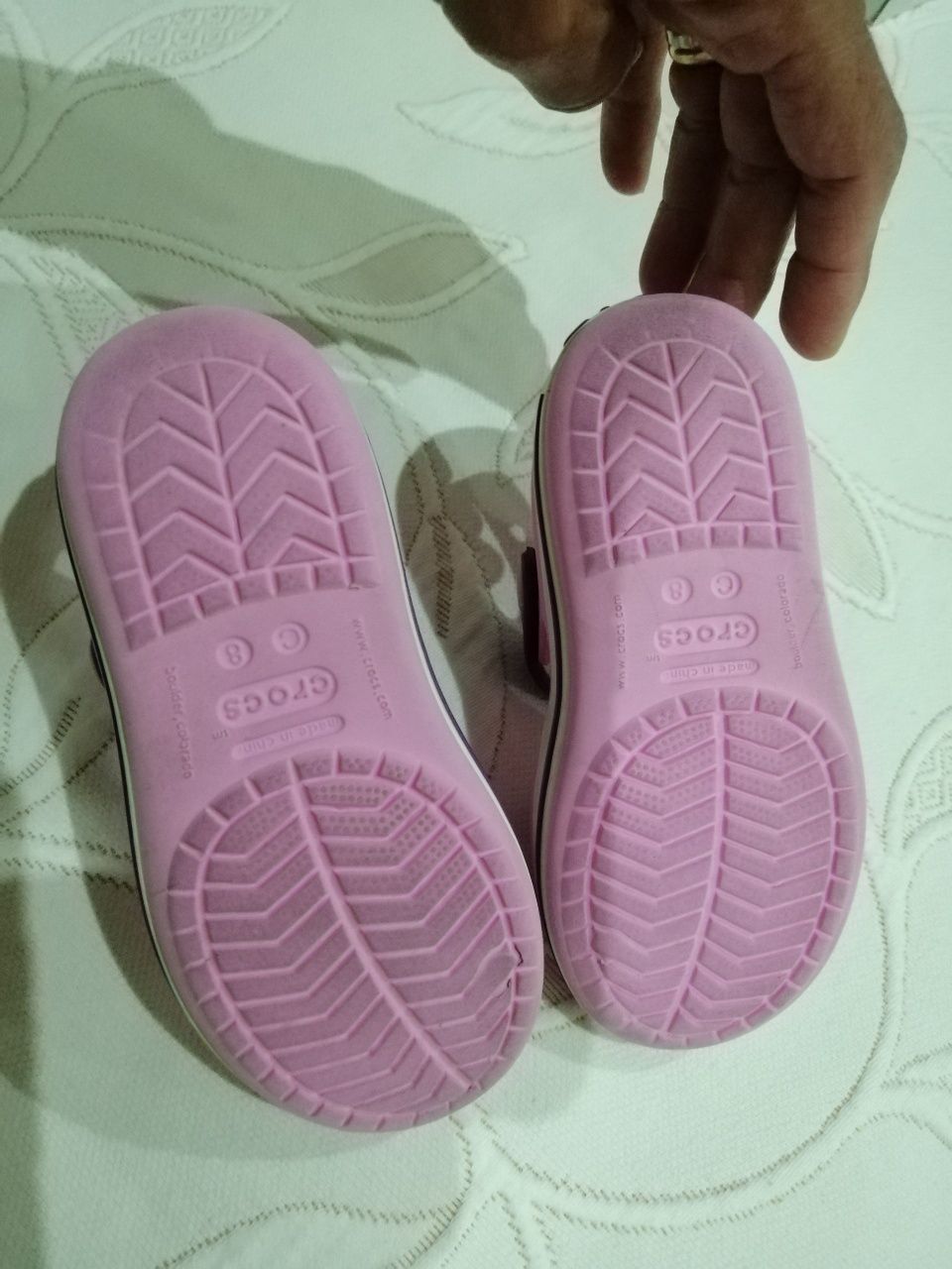 crocs sandália menina Rosa tamanho 8 corresponde  24-25