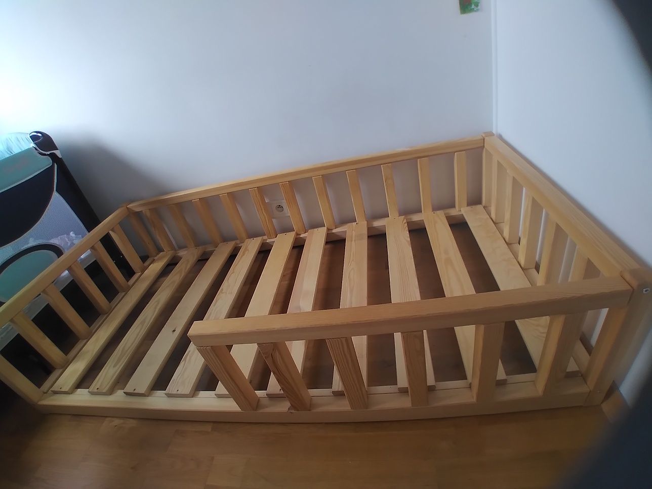 Łóżko dziecięce Montessori, niskie