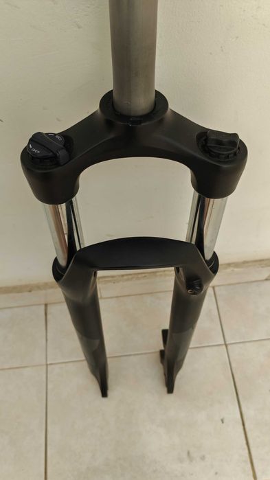 Suspensão Suntour XCM 30 para roda 29 como nova.