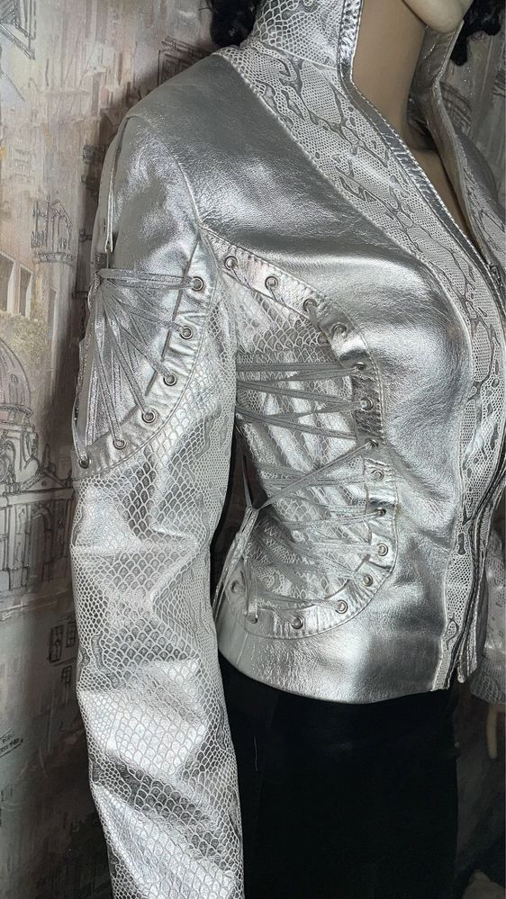 Шкіряна кожаная  куртка Італія серебро питон р.34/xs