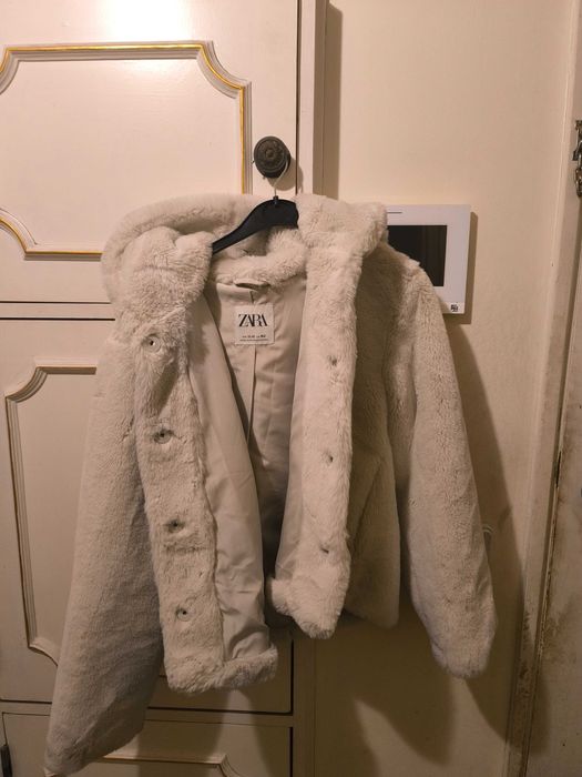 Blusão efeito pelo comcapuz marca Zara 11-12 anos