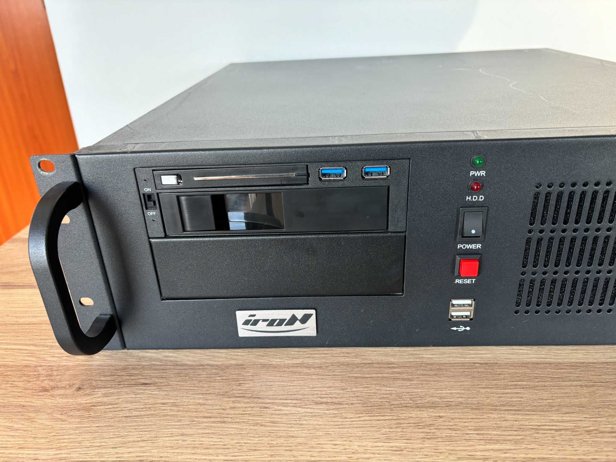Komputer w obudowie rack 4U
