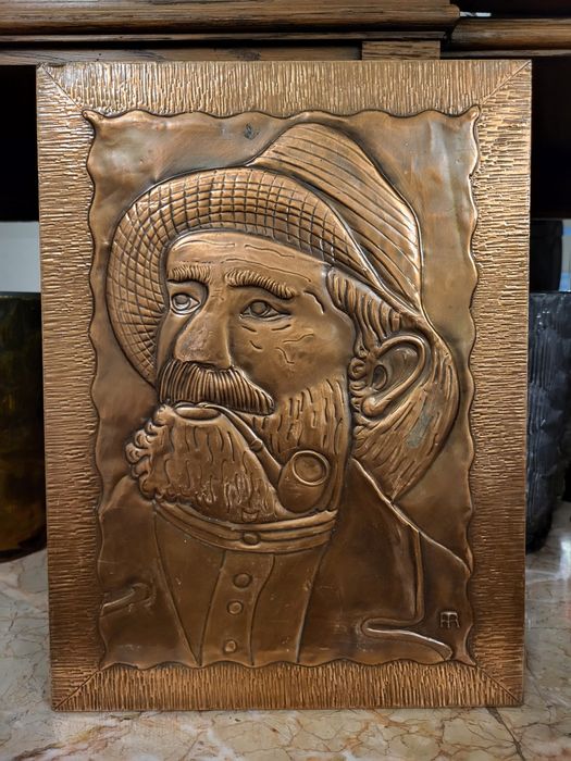 Ładny sygnowany obraz wykonany na miedzi rybak z fajką