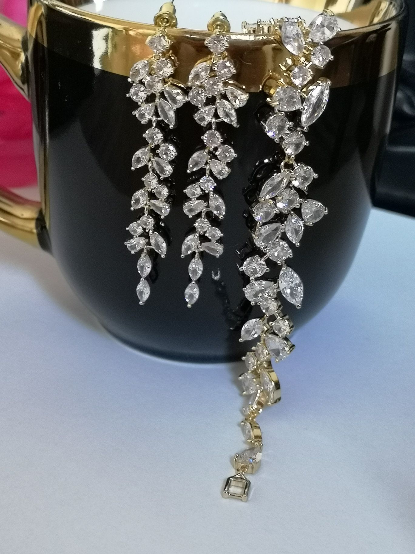 Piękny zestaw biżuterii ślubnej w kolorze złotym