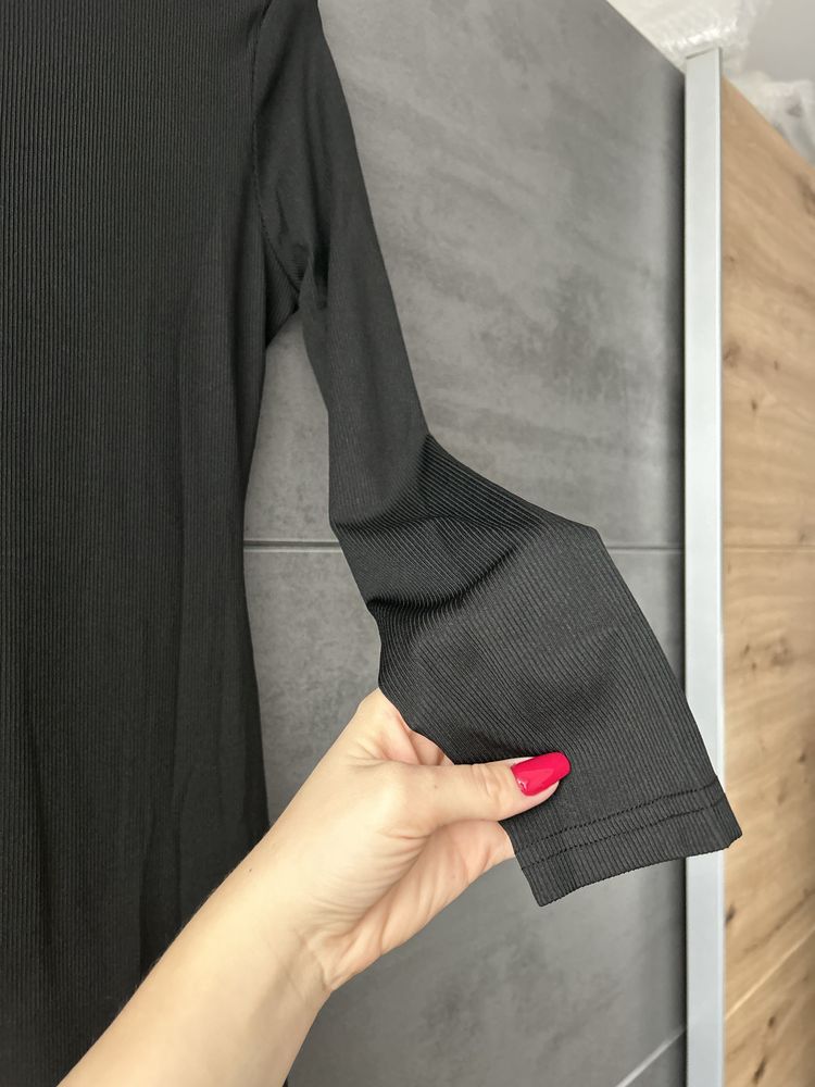 NOWA czarna sukienka dzianinowa elastyczna rozciecie na nodze półgolf
