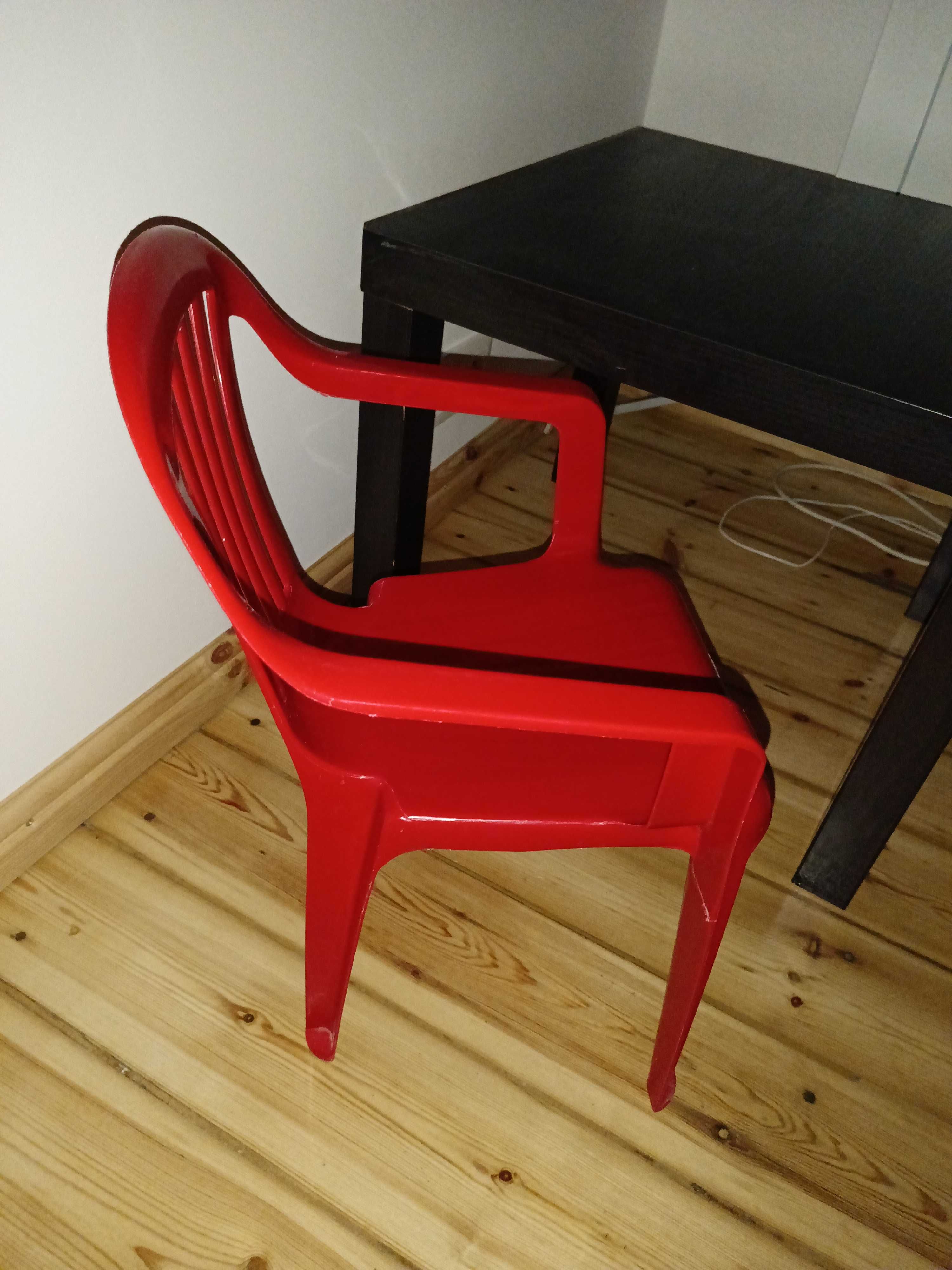 Stolik plus 2 krzesełka
