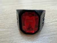 czarny Pierścień Sygnet z czerwonym kamieniem ala rubin