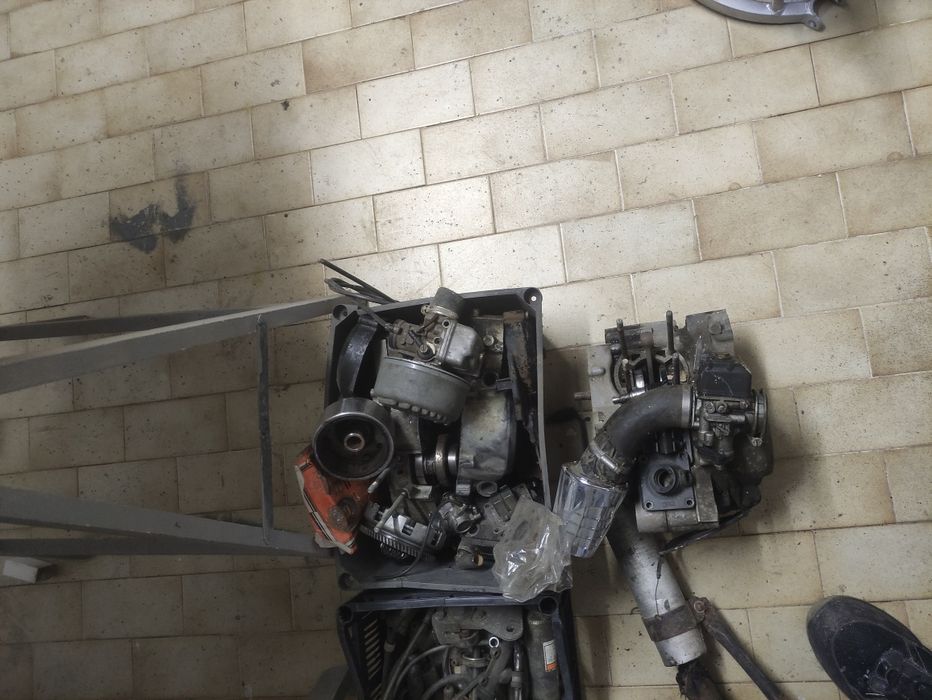 Yamaha DT 50 as peças, com dois motores, sem docs.