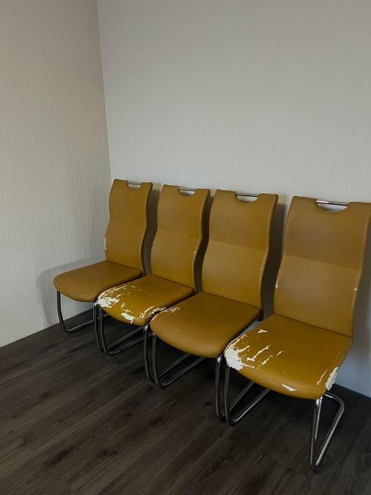 Стул кухонний, 4 шт, якісний цілий, але потрбує перешивки