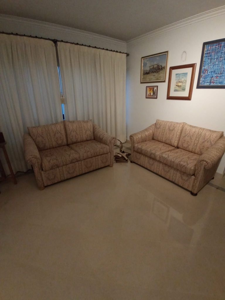 2 sofás de sala.