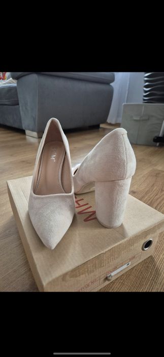 Beżowe buty czółenka zamszowe na słupku 38