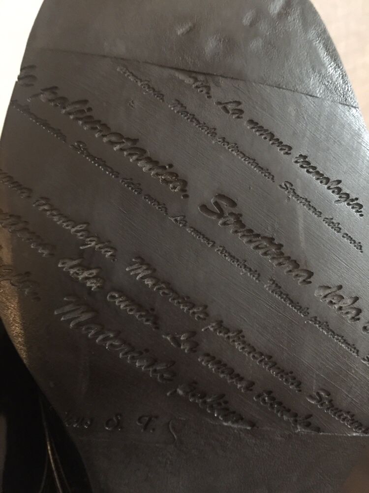 Продам женские лакированные туфли.