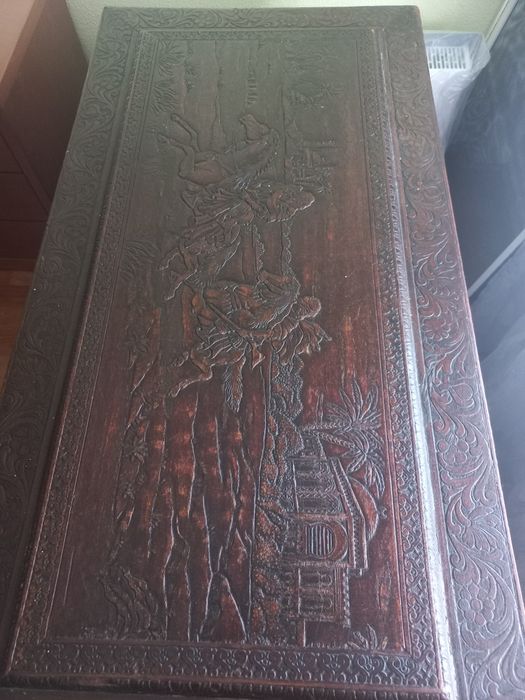 Mala madeira maciça e trabalhada antiga