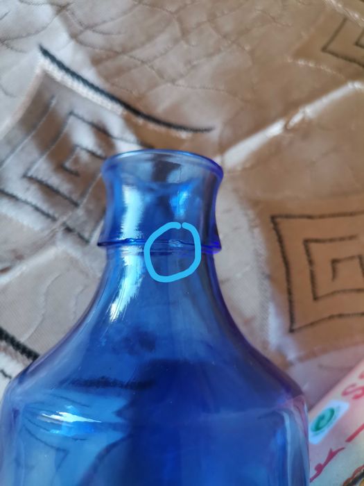 Niebieski szklany wazonik