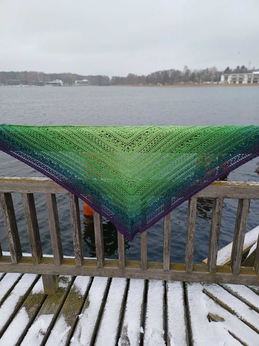 Duża ażurowa chusta ombre zrobiona szydełkiem