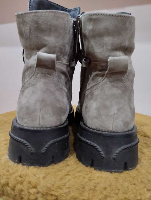 Ботинки замшевые демисезонные фирмы Vitto Rossi 36,5 р., практически н