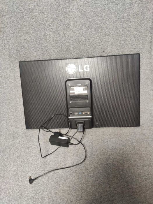 Продам монитор LG 23 MP65HQ-PA с полоской на матрице