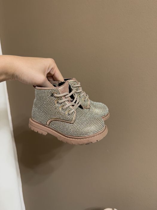 Взуття ботінки боти кросівки кеди кроссовки чобітки хайтопи