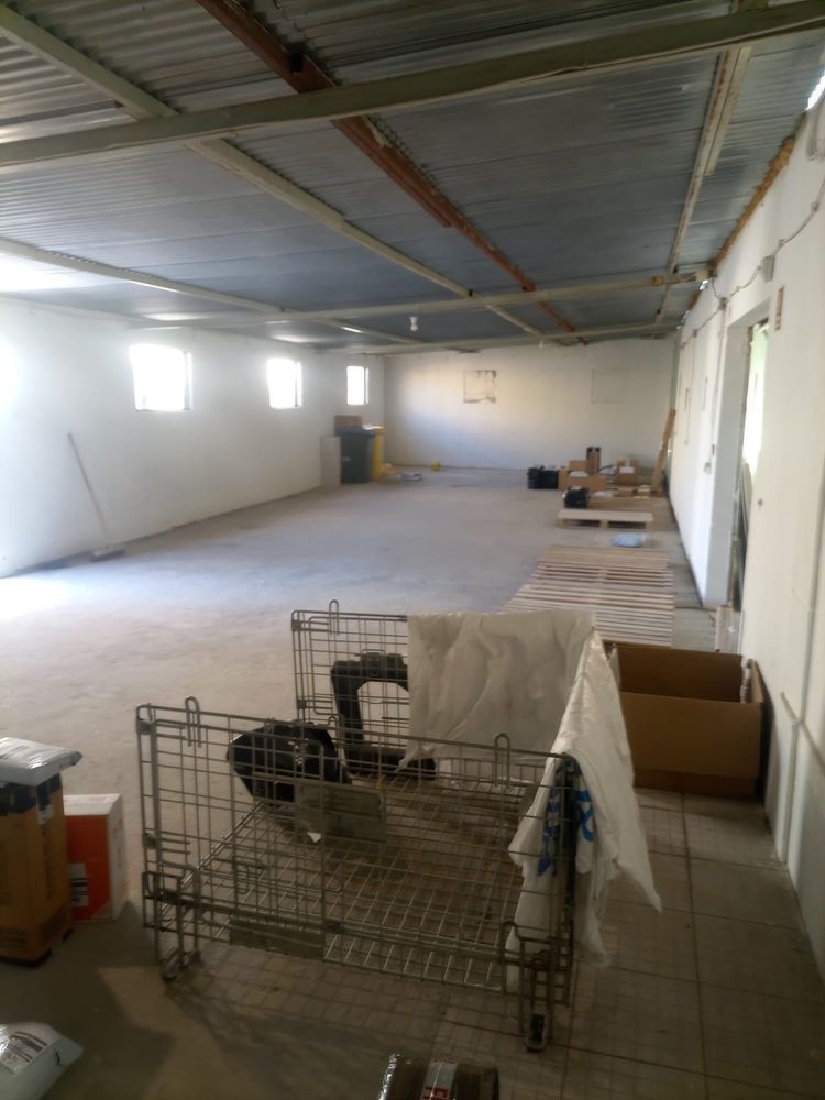 Armazém com cerca de 230 m2