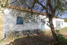 Moradia V2 c/ g, quintal e anexos na aldeia.