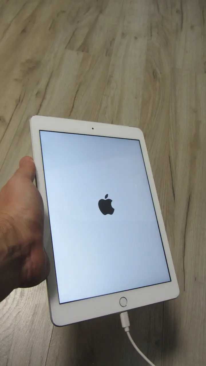 Apple iPad A1823 White