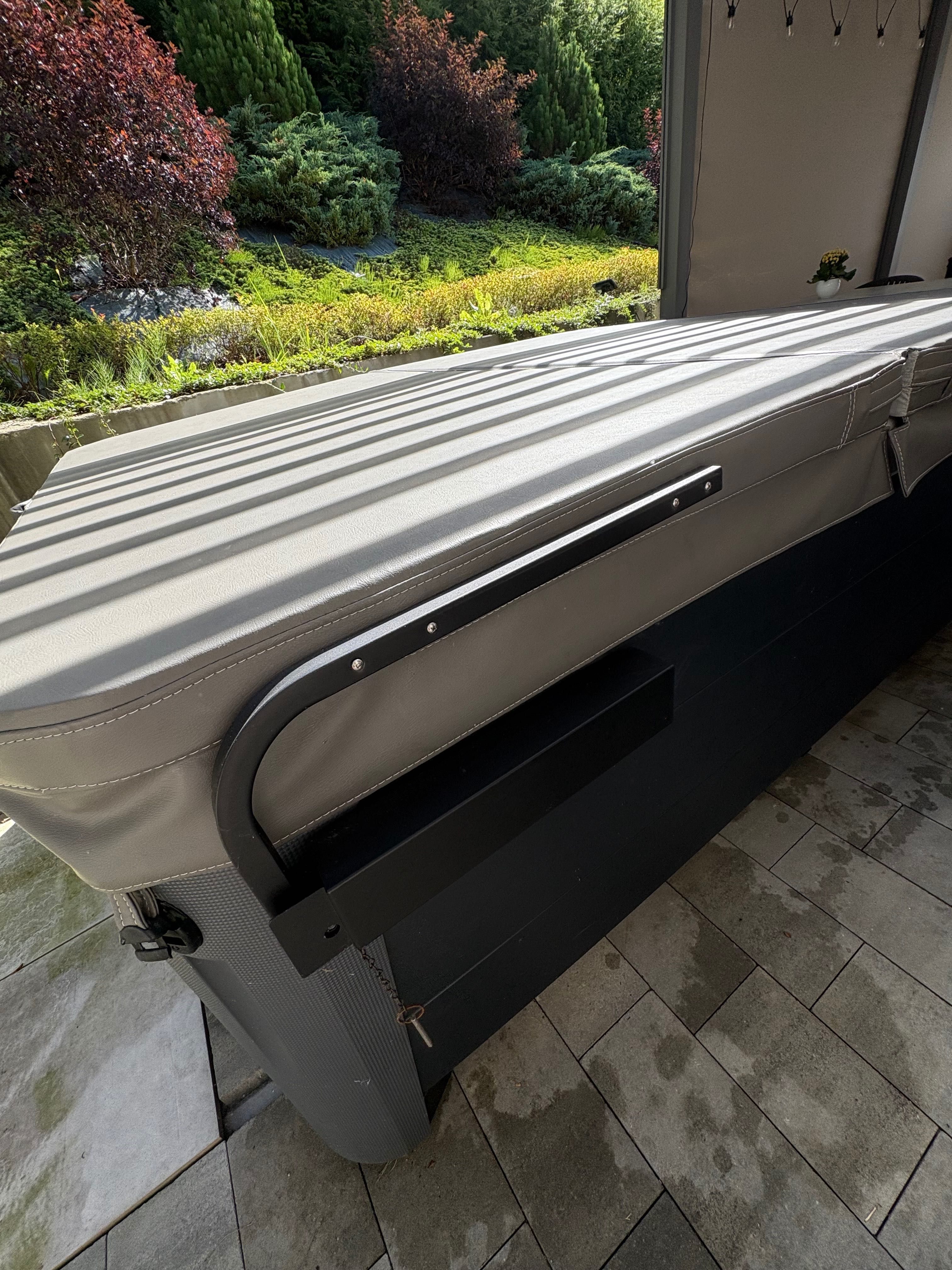 Całoroczna wanna SPA Sovereign Hot Spring – 5-os, system solny, LED