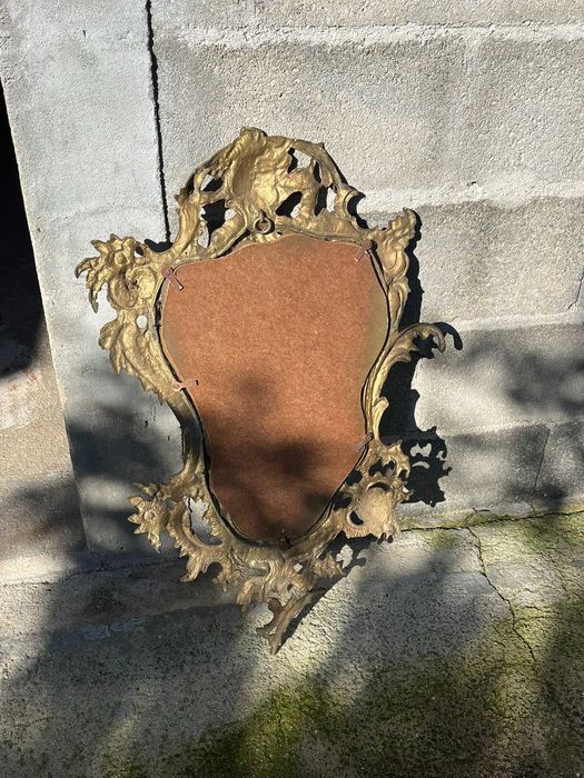 Espelho Antigo com Moldura de Metal Trabalhado — Estilo Barroco