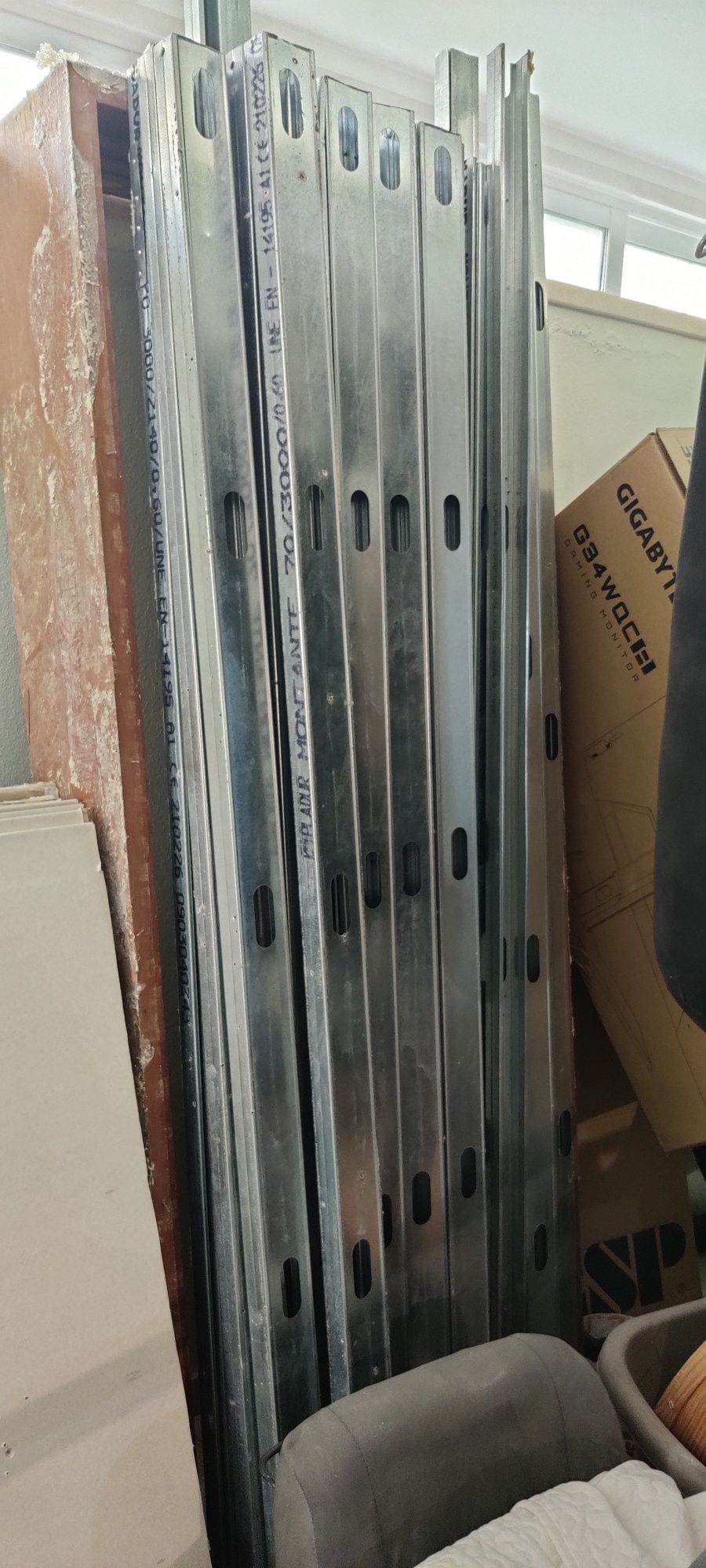 Estrutura e montantes de teto e parede falsa, apoios anti-vibráticos