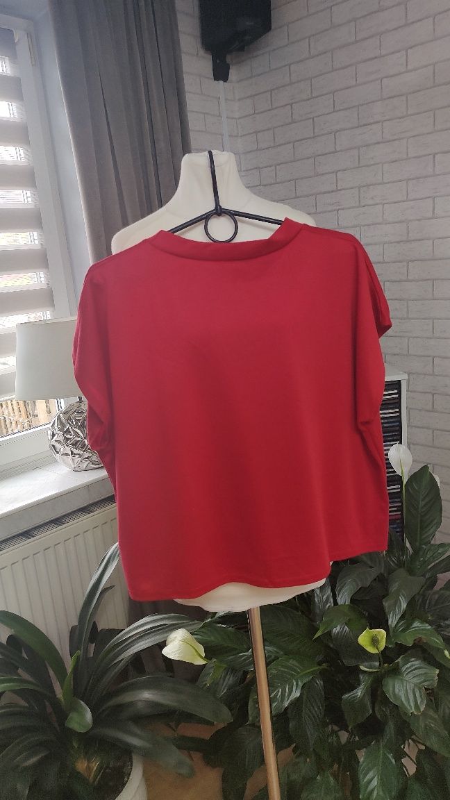 Krótka bluzeczka oversize.