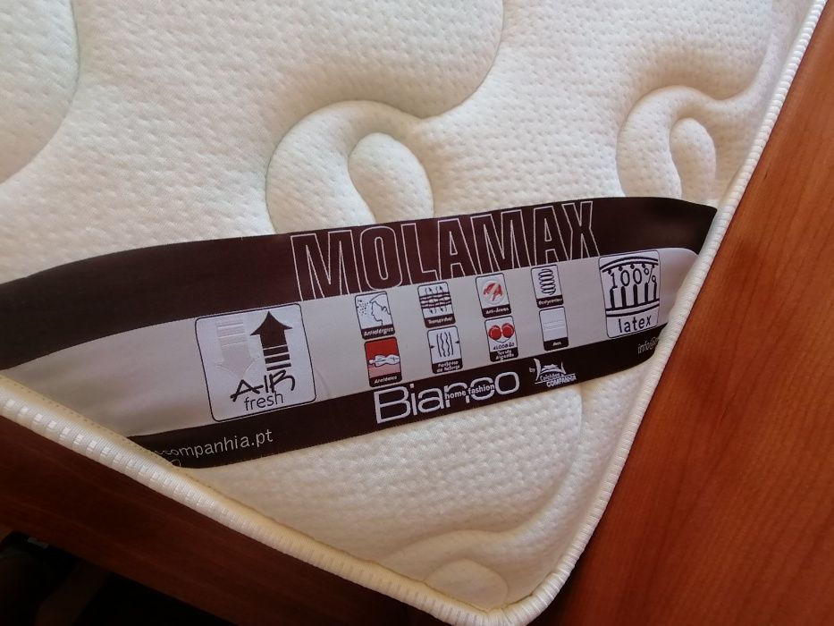 Comoda, mesa de cabeceira, cama de casal. Móveis de quarto de casal