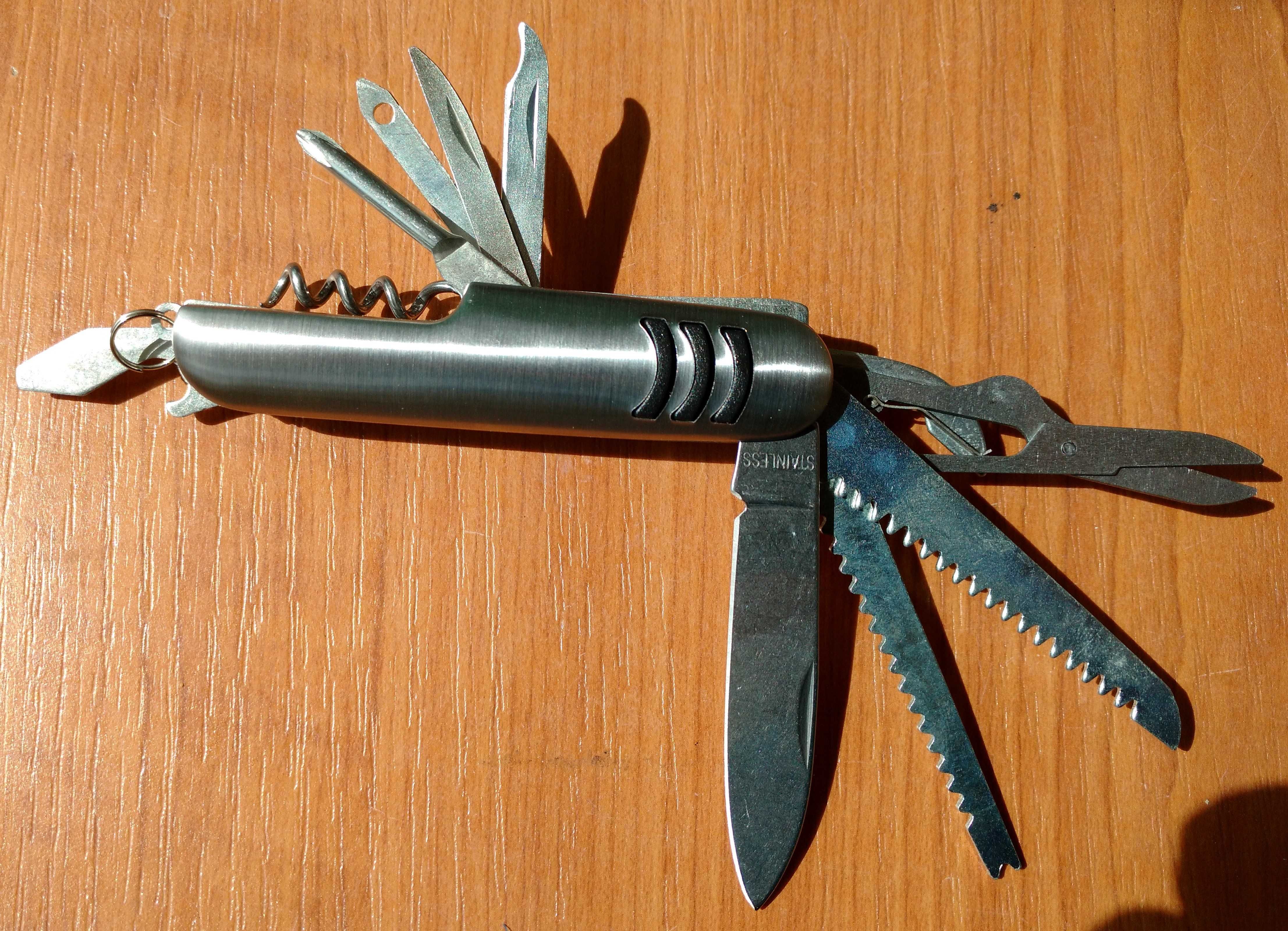 Scyzoryk tool z dużą ilością końcówek narzędzi