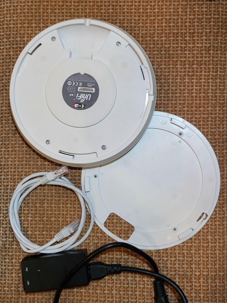 Точка доступу Ubiquity unifi ap (uap) з блоком живлення та кабелем