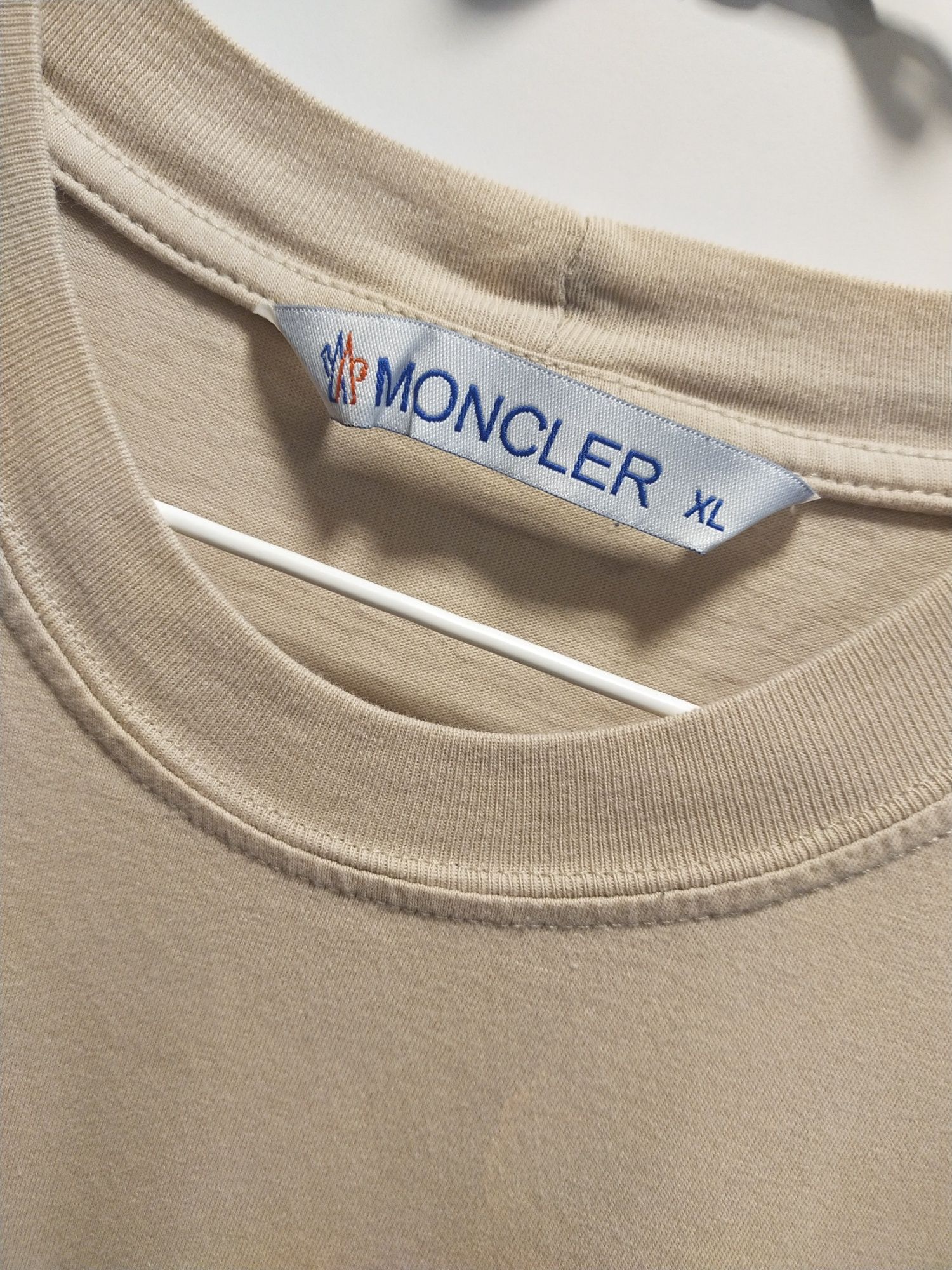 Damski t-shirt Moncler z printem L/XL