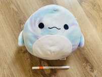 Squishmallows Maskotka Wieloryb Laslow zabawka pluszowa rybka narwal