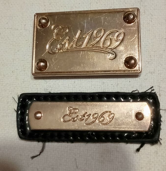 Шильдики от сумки бренд Est.1969