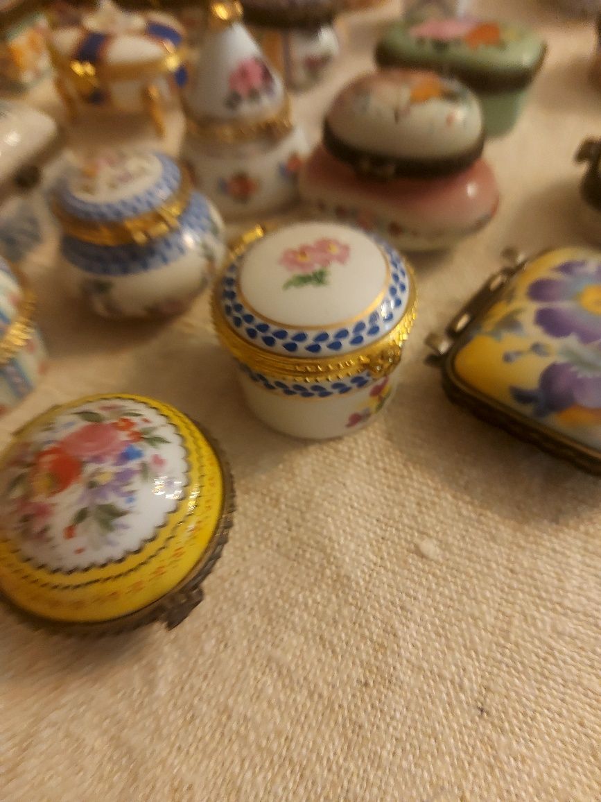 Conjunto de 48 caixas de colecção de porcelana