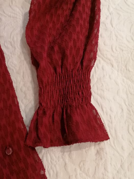 Blusa vermelha quase nova. Aperta atrás com três botões