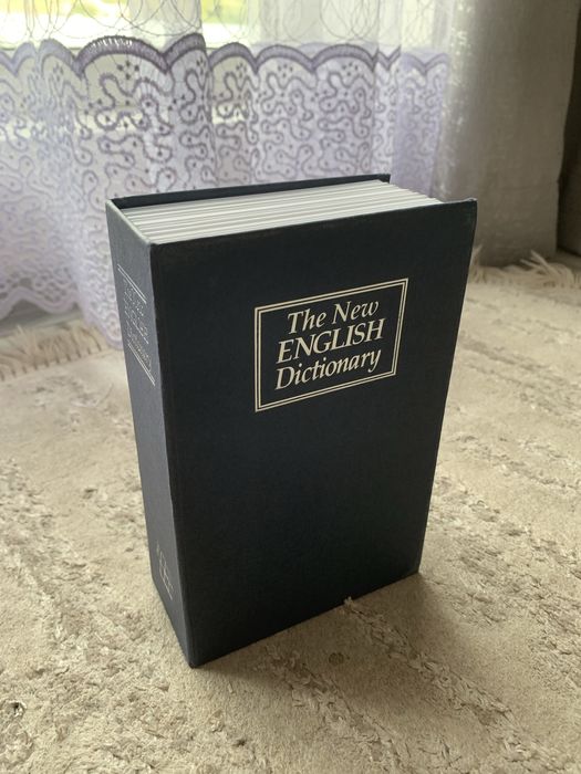 Книжковий сейф із замком