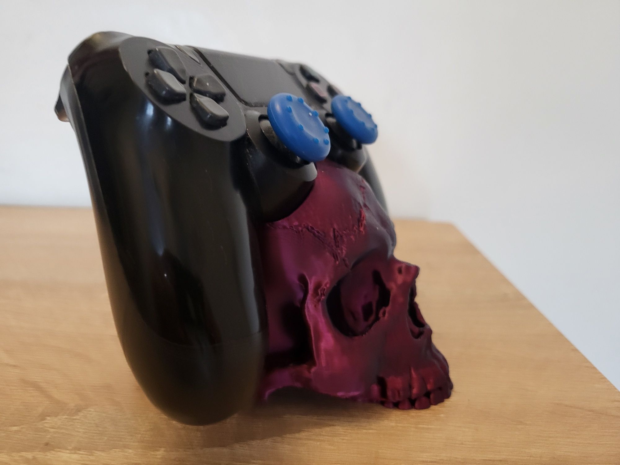 Stylowy Stojak podstawka na pad ps4  dualshock v2 ( jak Cuble guys) Ek