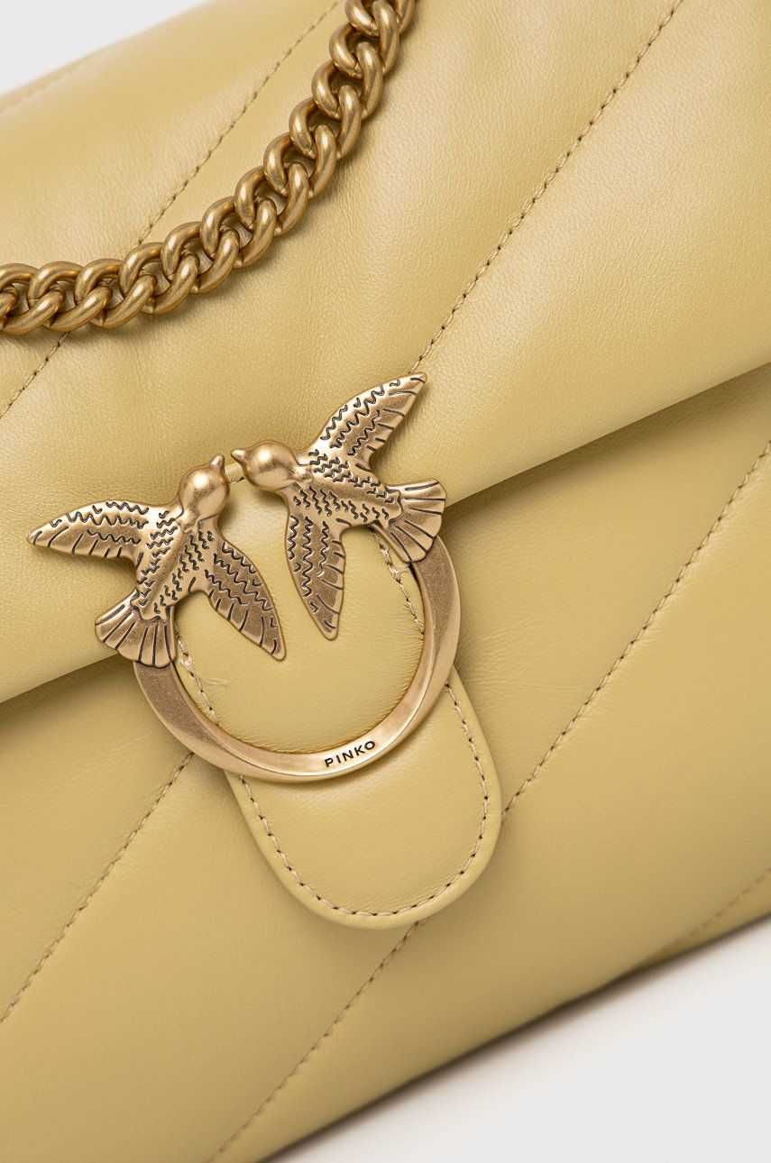 Шкіряна сумочка Pinko в модному кольорі butter yellow