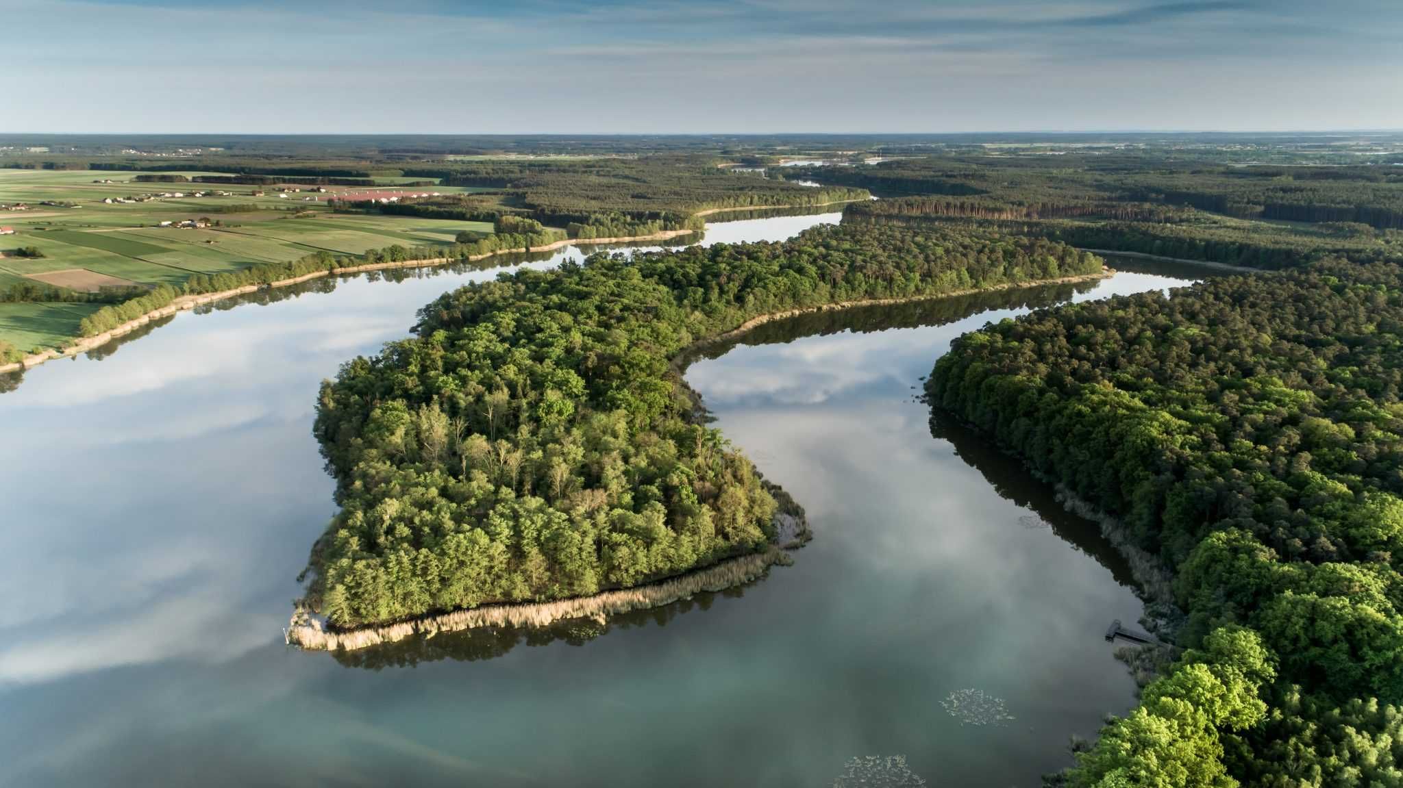 Działka nad jeziorem z linią brzegową Przemęt