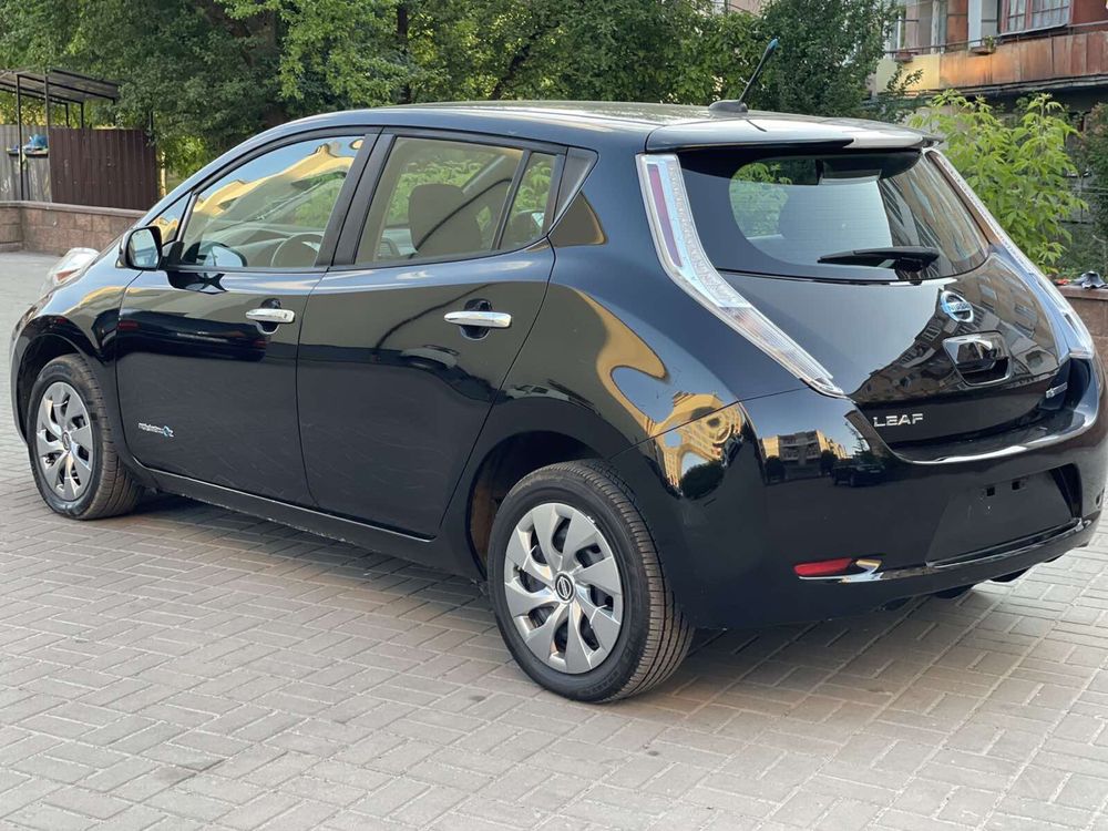 Електромобіль Nissan leaf