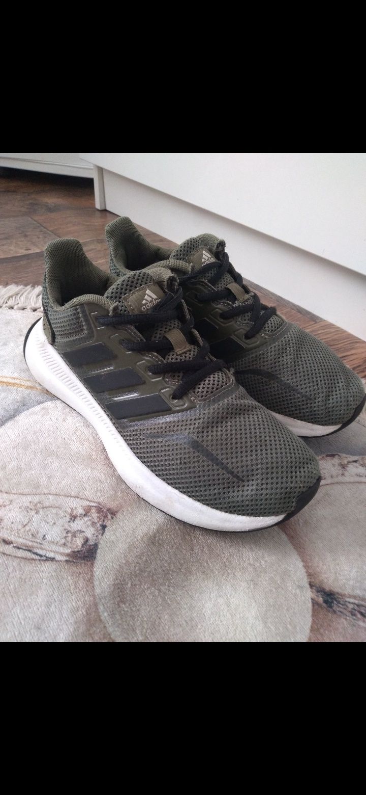 Oryginalne lekkie chłopięce buty adidas khaki 34