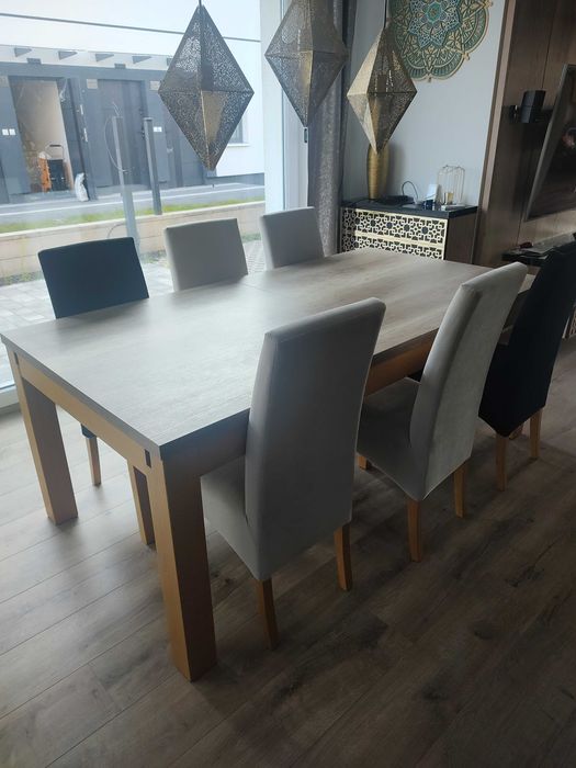 Stół i krzesła do salonu