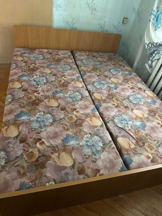 Продам двоспальне ліжко з 2-ма тумбочками та трюмом.