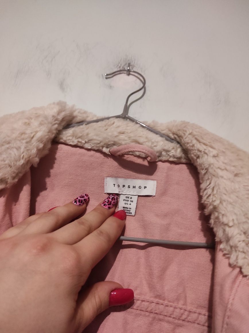 Jeansowa różowa kurtka z futerkiem na rękawach TopShop