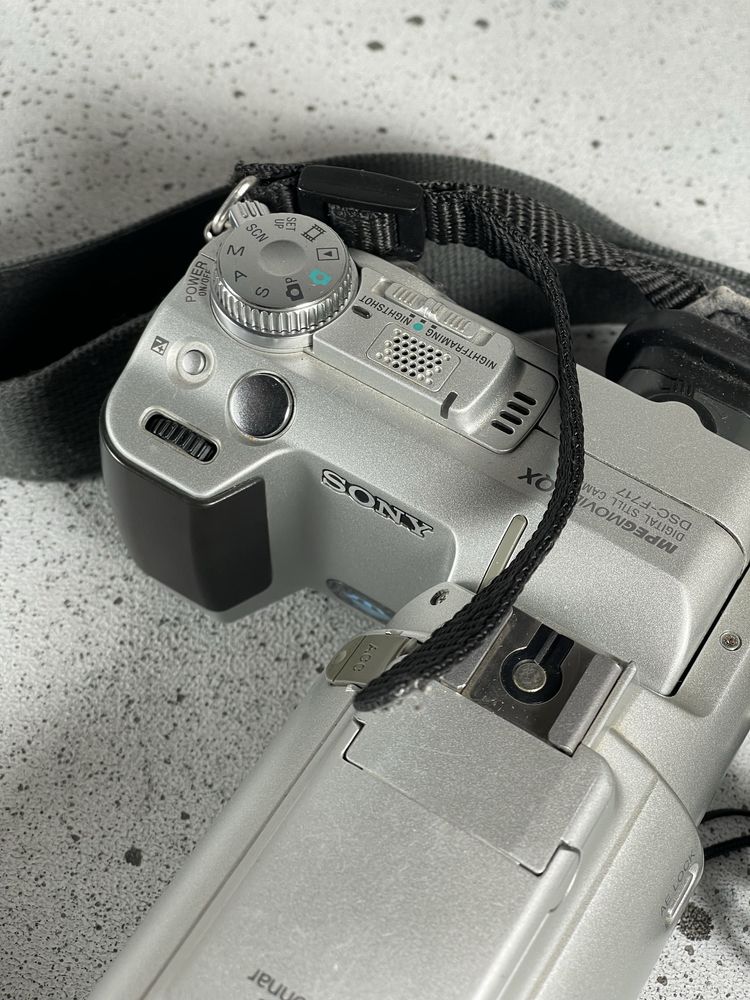 Вживаний - Sony F717 - вінтажна цифрова камера/гарний стан