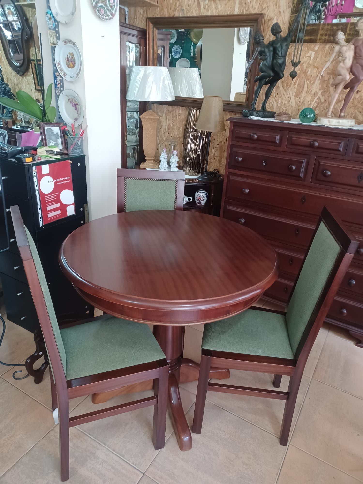 Mesa com 3 cadeiras